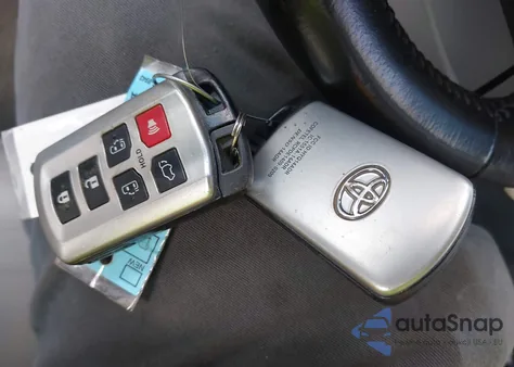 2015 Toyota Sienna Xle 8 Passenger z USA, uszkodzony, nr VIN 5TDYK3DC7FS659864